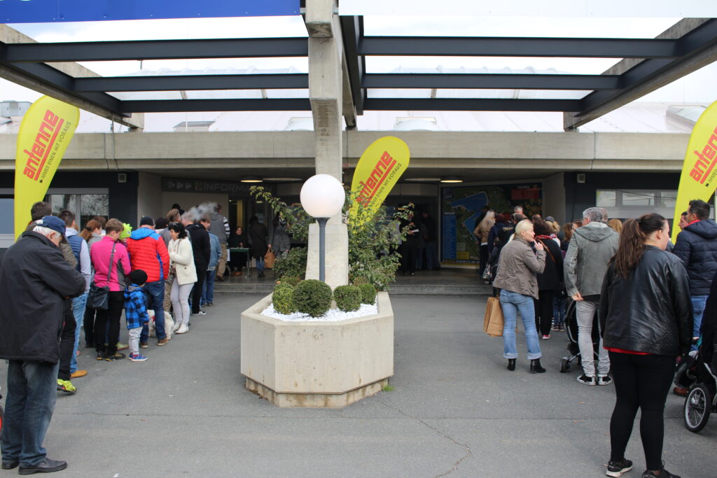 mensch&tier Messe Graz - Viele Besucher vor dem Eingang